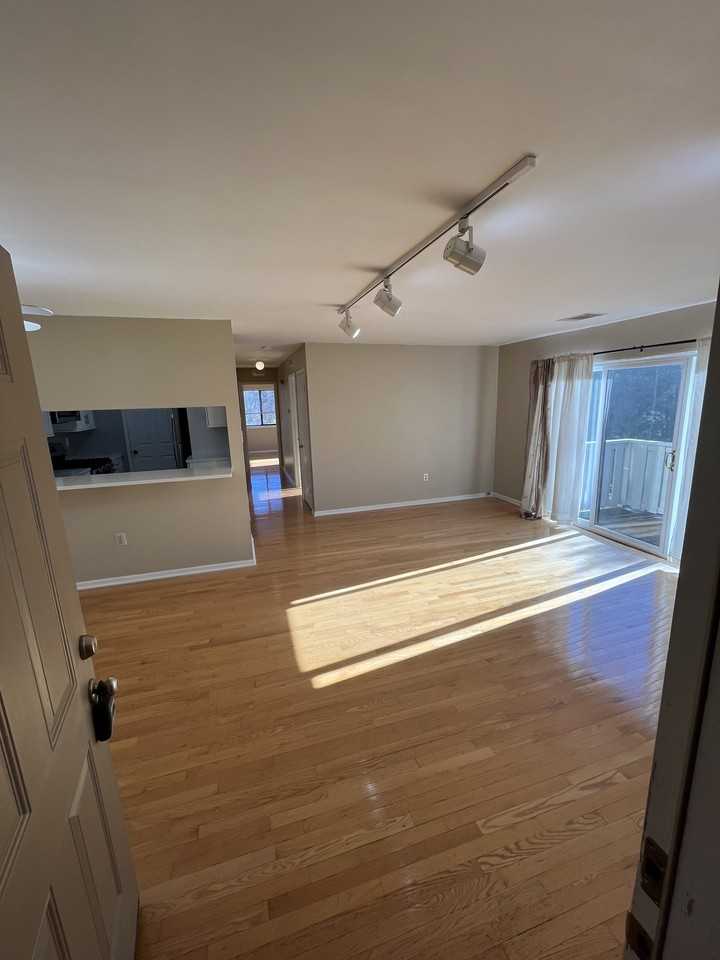 216 Hickory Ct - Photo 3 of 19