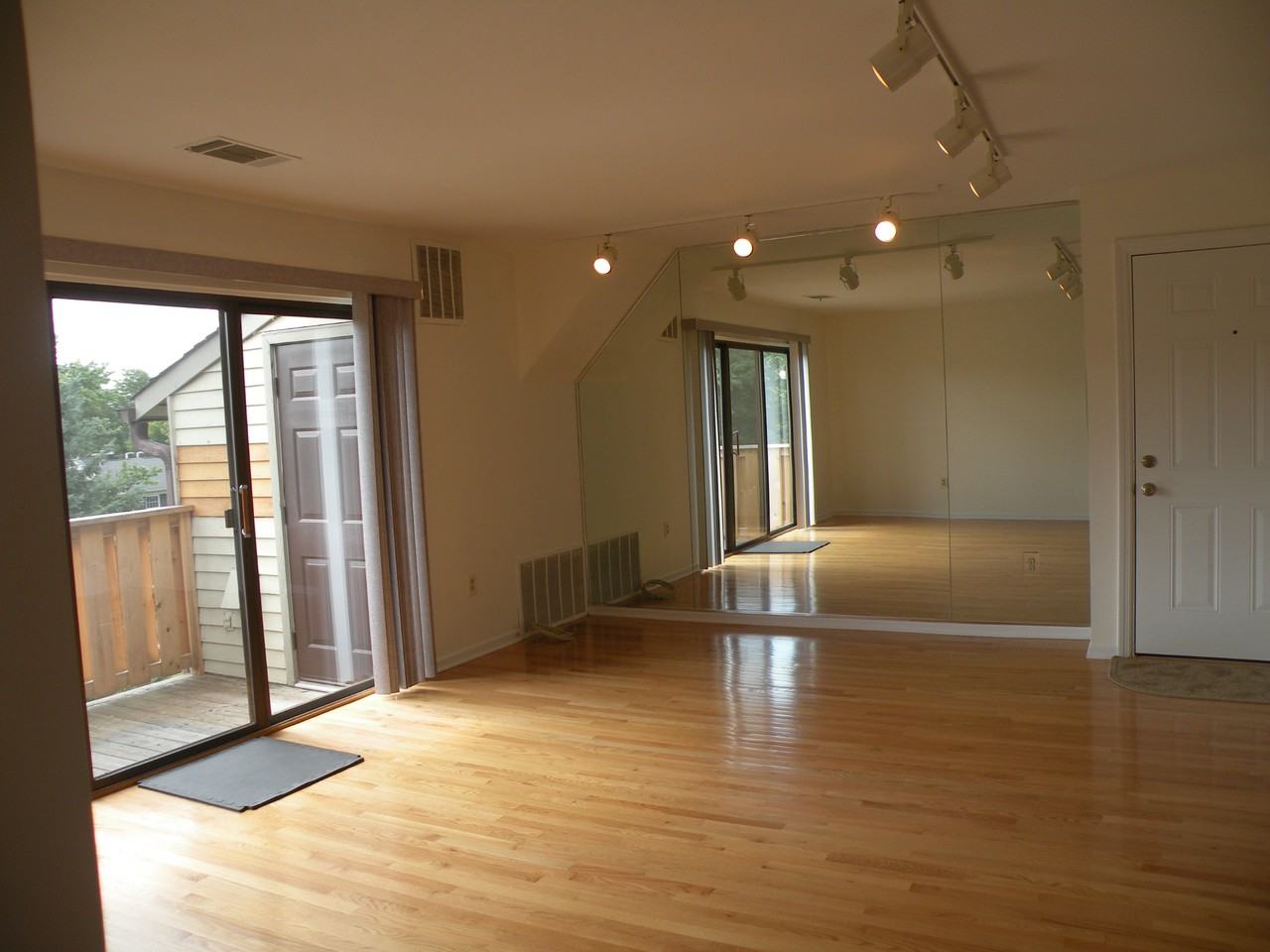 216 Hickory Ct - Photo 4 of 19
