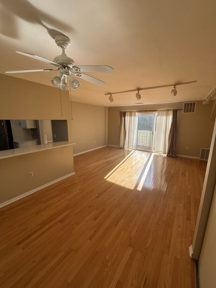216 Hickory Ct - Photo 5 of 19