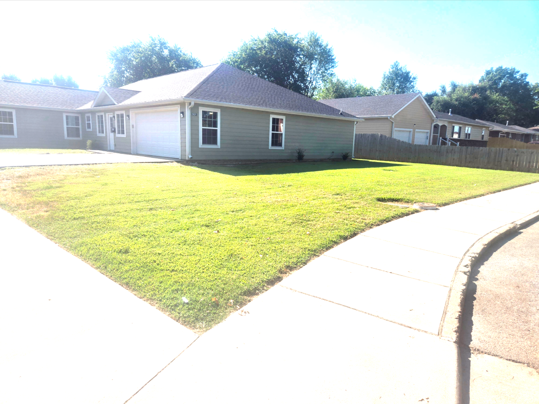 901 Young St #B - Photo 3 of 17