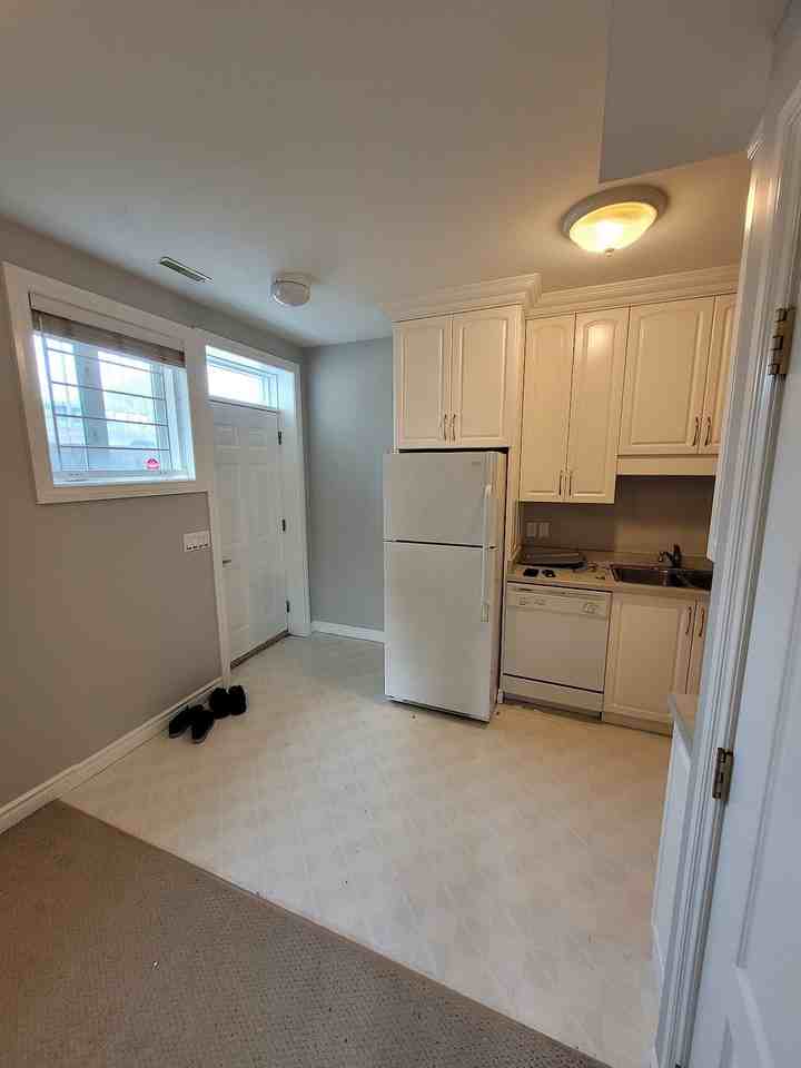10452 85 Ave Nw - Photo 3 of 10