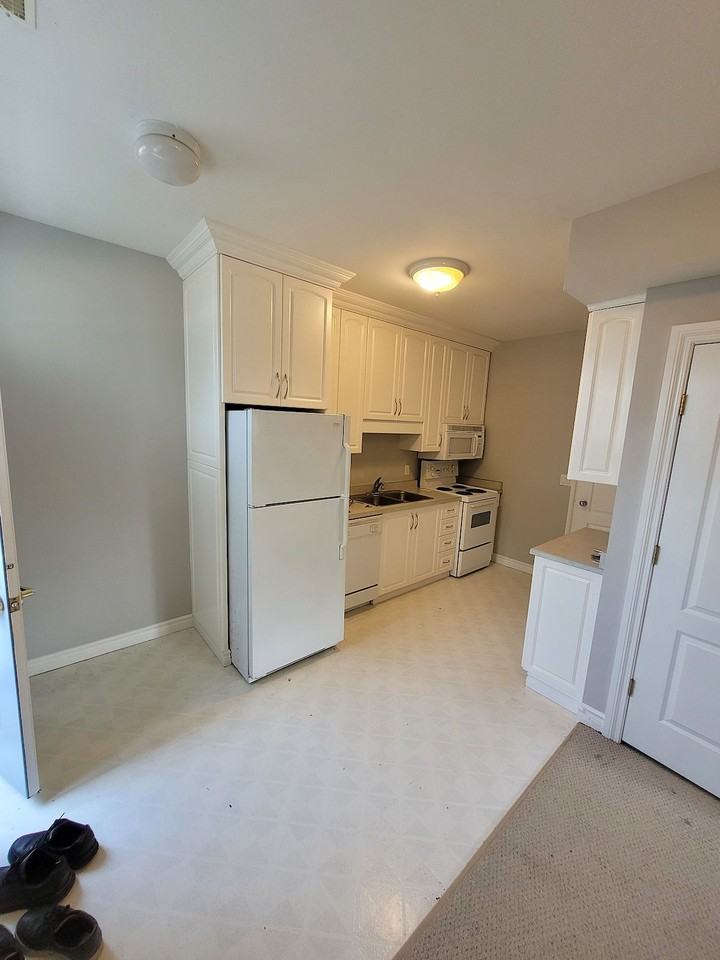 10452 85 Ave Nw - Photo 5 of 10