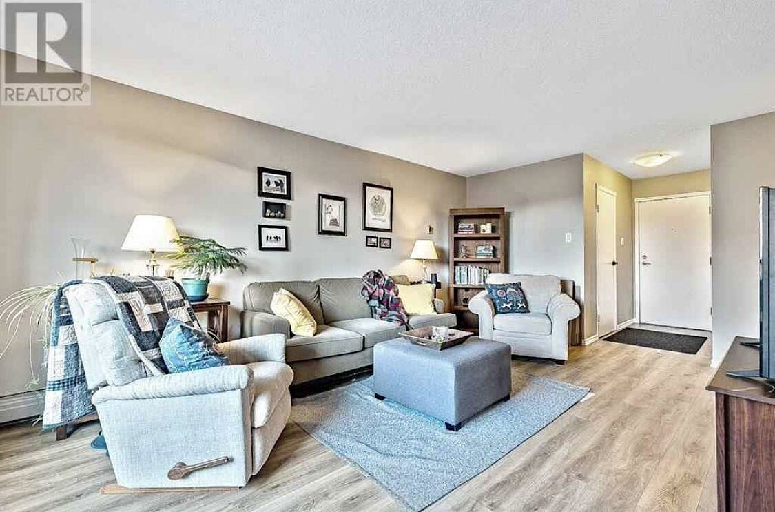 1015 - 1015 14 Avenue Southwest - Photo 2 of 14
