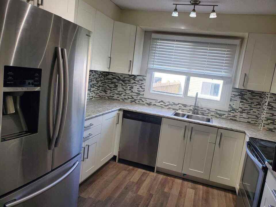 11838 122 St Nw - Photo 2 of 8