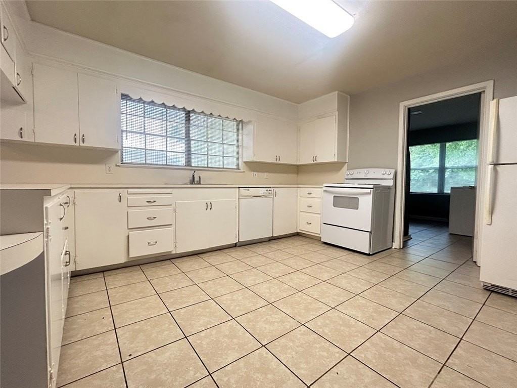 1601 N Sang Ave - Photo 2 of 13