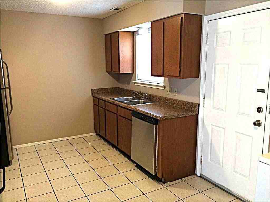 1057 W Eagle St - Photo 2 of 7