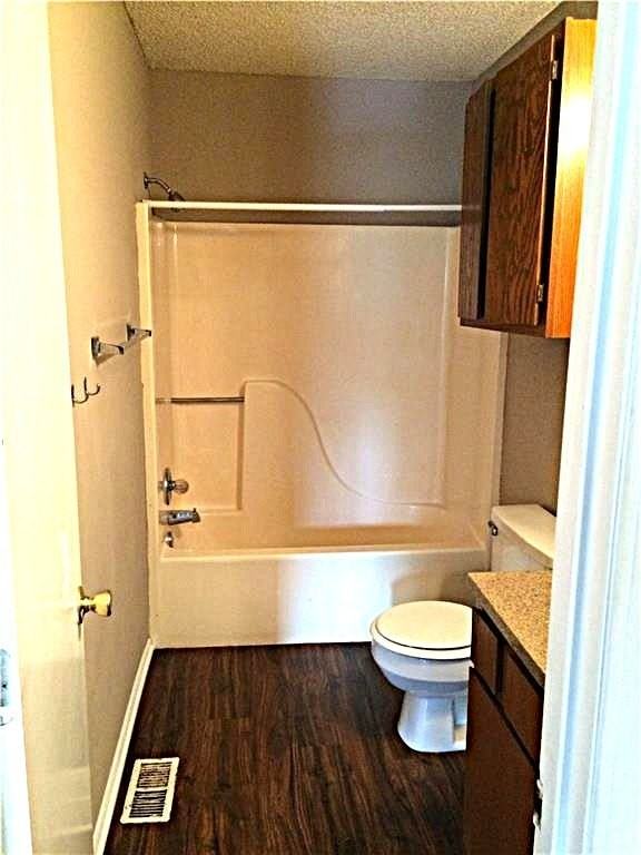 1057 W Eagle St - Photo 3 of 7