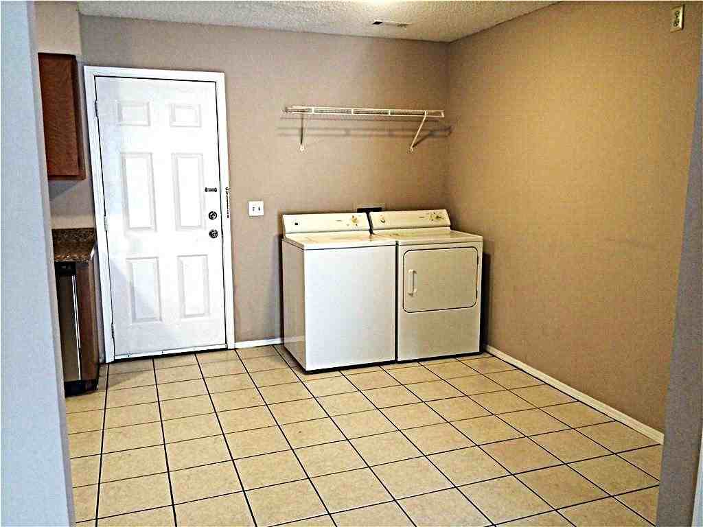 1057 W Eagle St - Photo 4 of 7