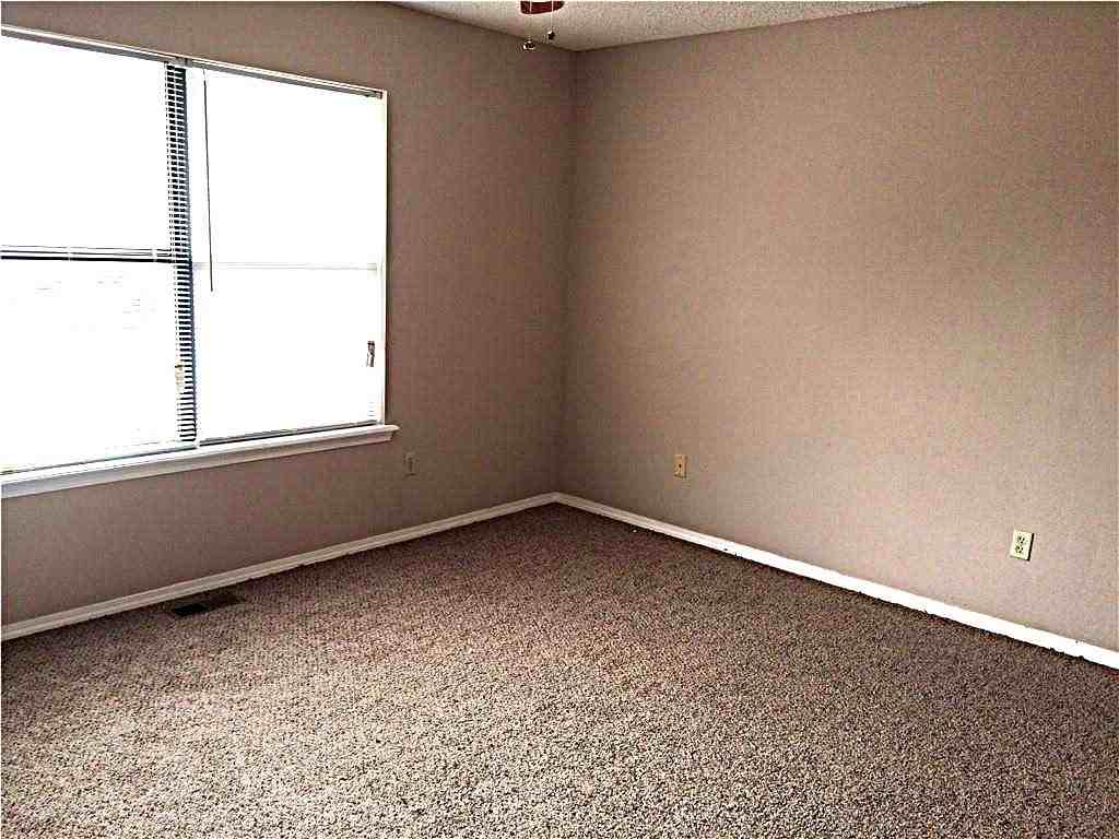 1057 W Eagle St - Photo 5 of 7