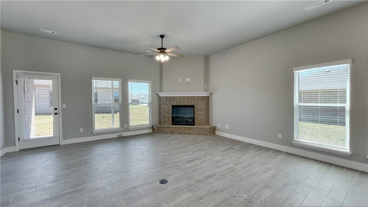 300 Oak Ave - Photo 4 of 27