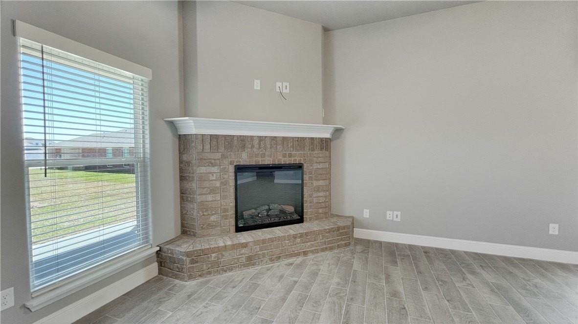 300 Oak Ave - Photo 5 of 27