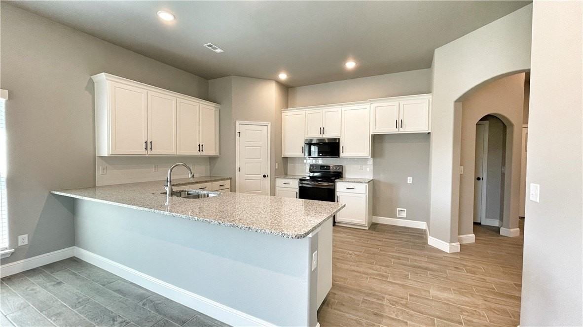 300 Oak Ave - Photo 7 of 27