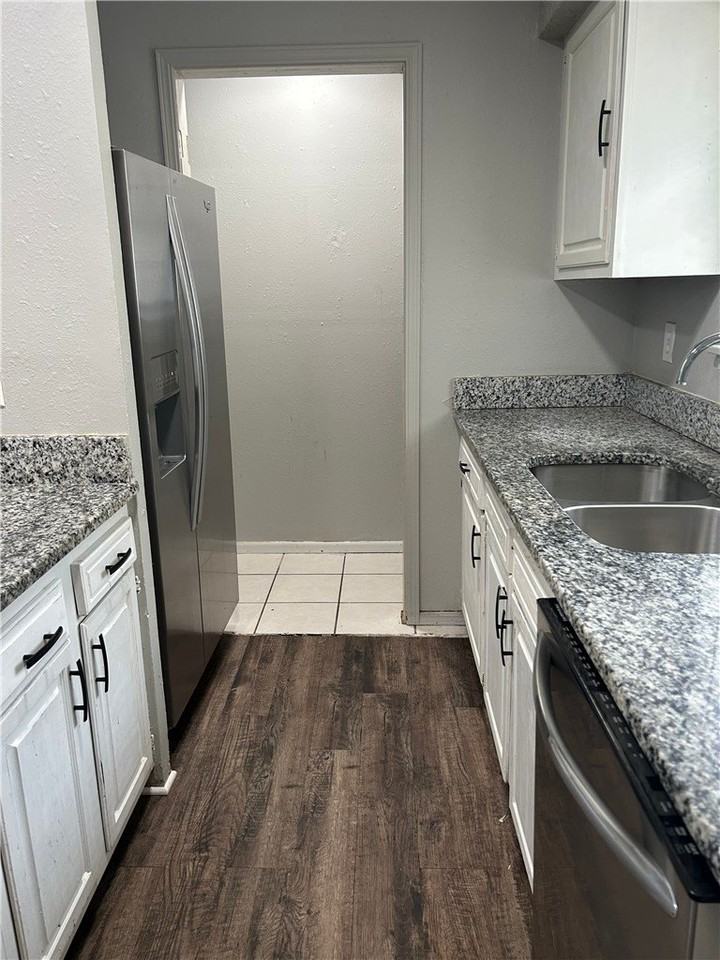 1602 Juniper Cir #D - Photo 3 of 9