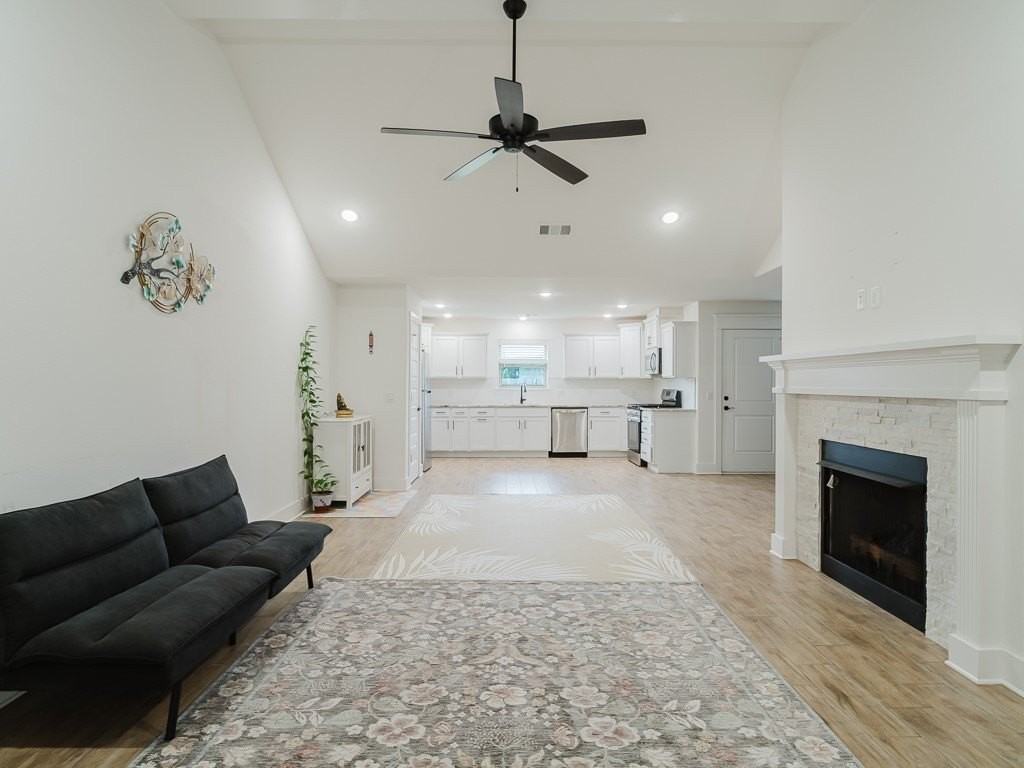 221 Palm St - Photo 3 of 20