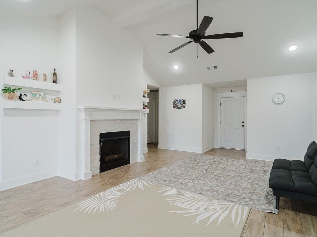 221 Palm St - Photo 4 of 20