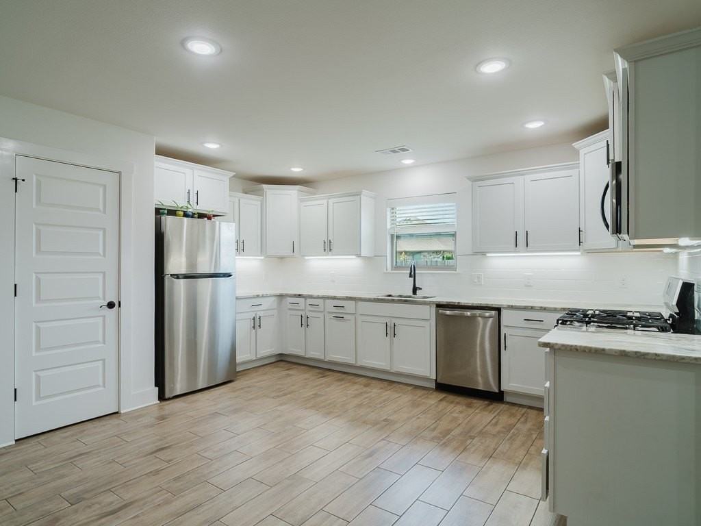 221 Palm St - Photo 5 of 20