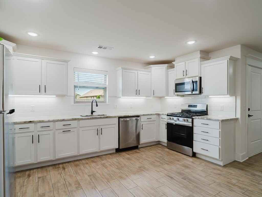 221 Palm St - Photo 6 of 20