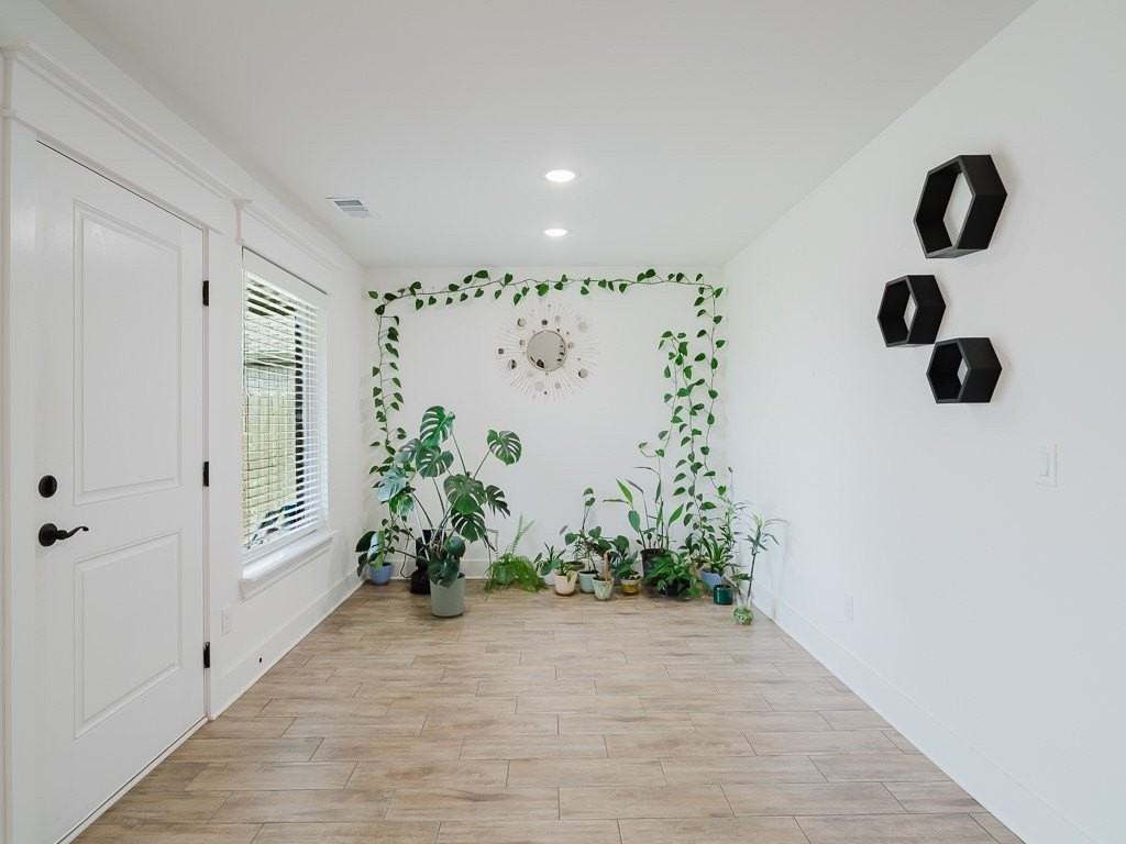 221 Palm St - Photo 7 of 20