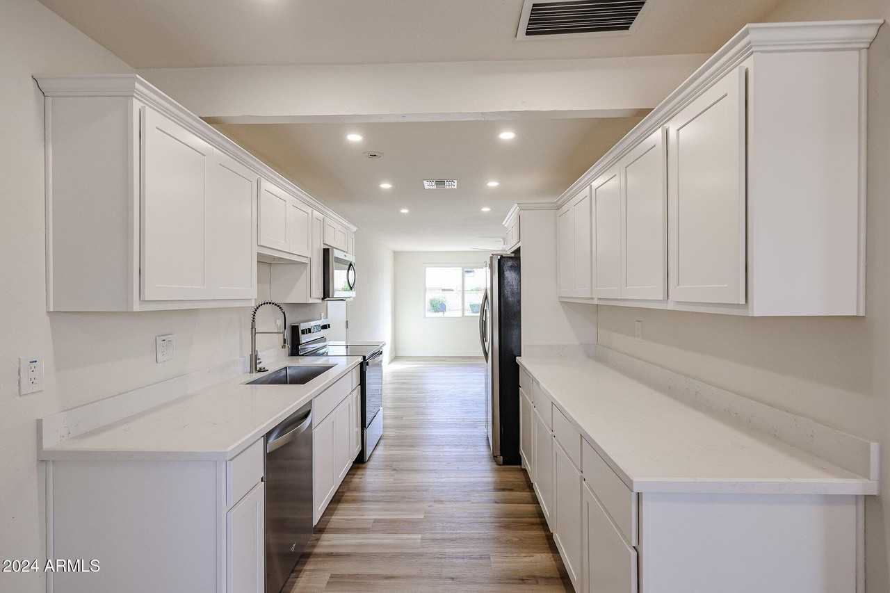 4352 E Grovers Ave - Photo 4 of 15