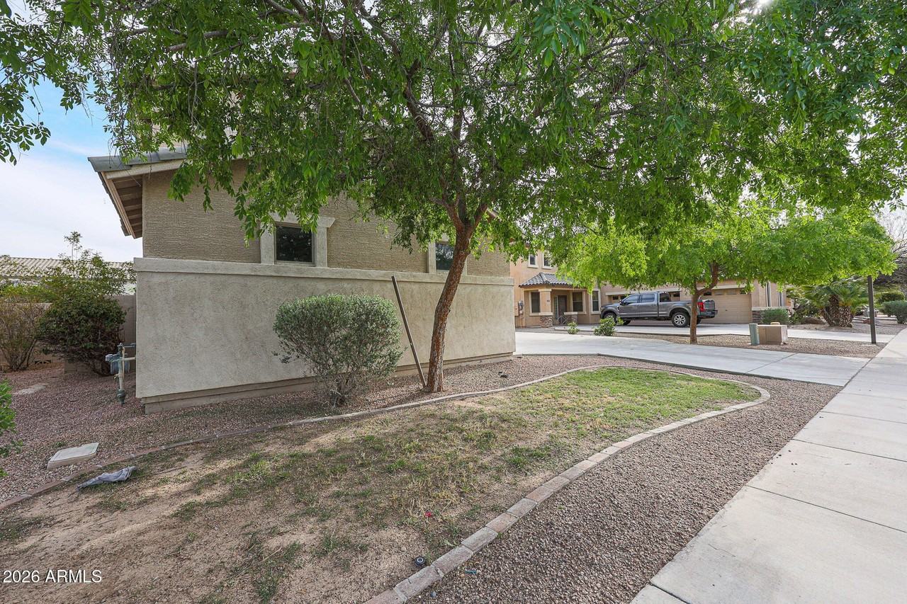 16205 W Gibson Ln - Photo 5 of 49