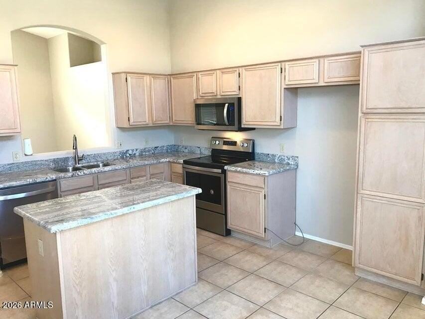 7427 W Crest Ln - Photo 2 of 13