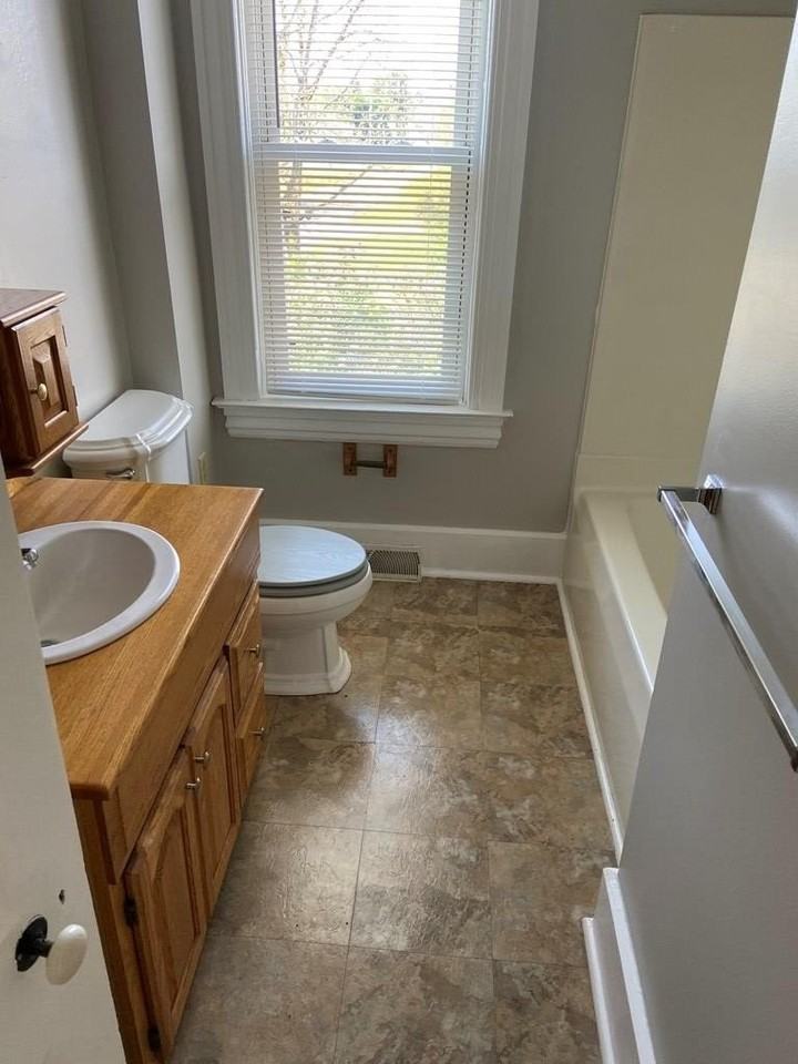 4686 Forest Road- upper apartment - Photo 3 of 6
