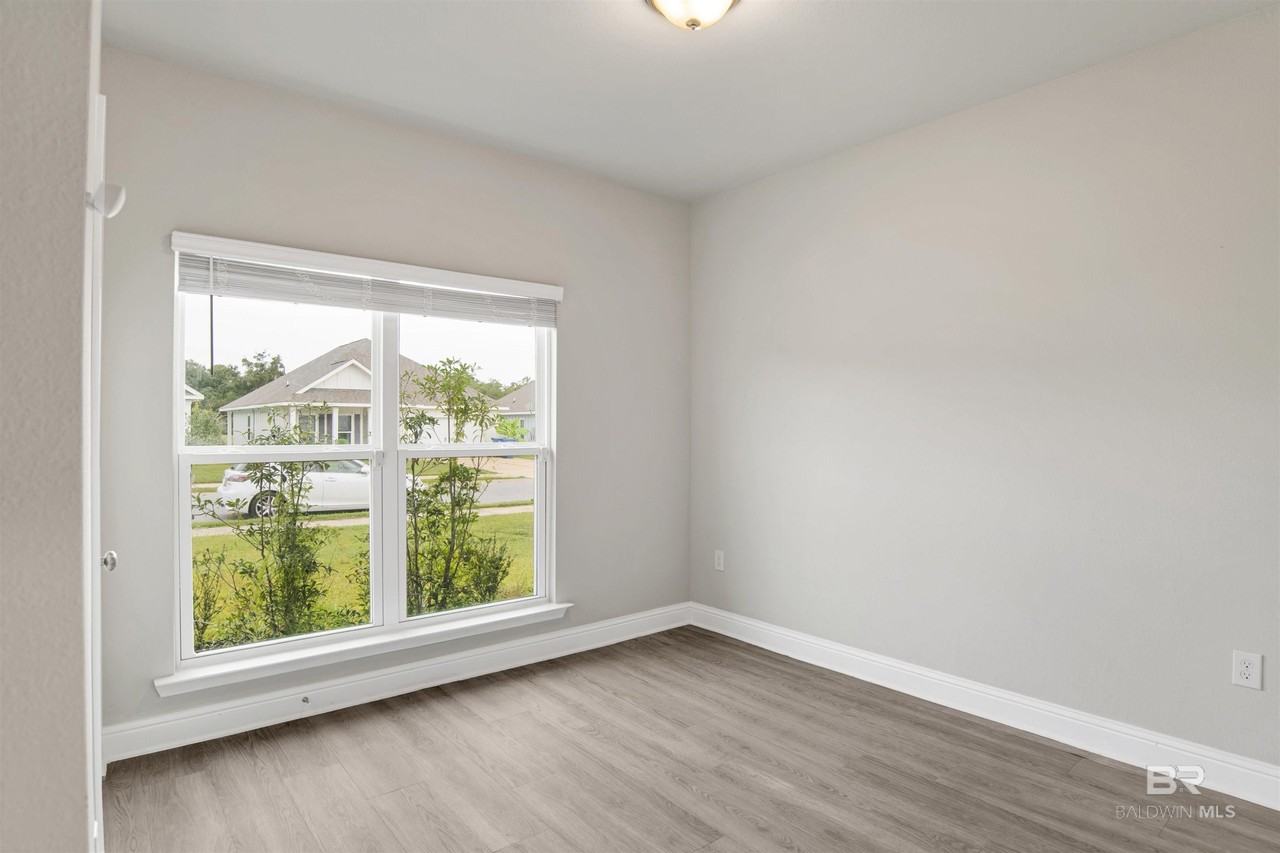 390 Gemini St - Photo 4 of 32