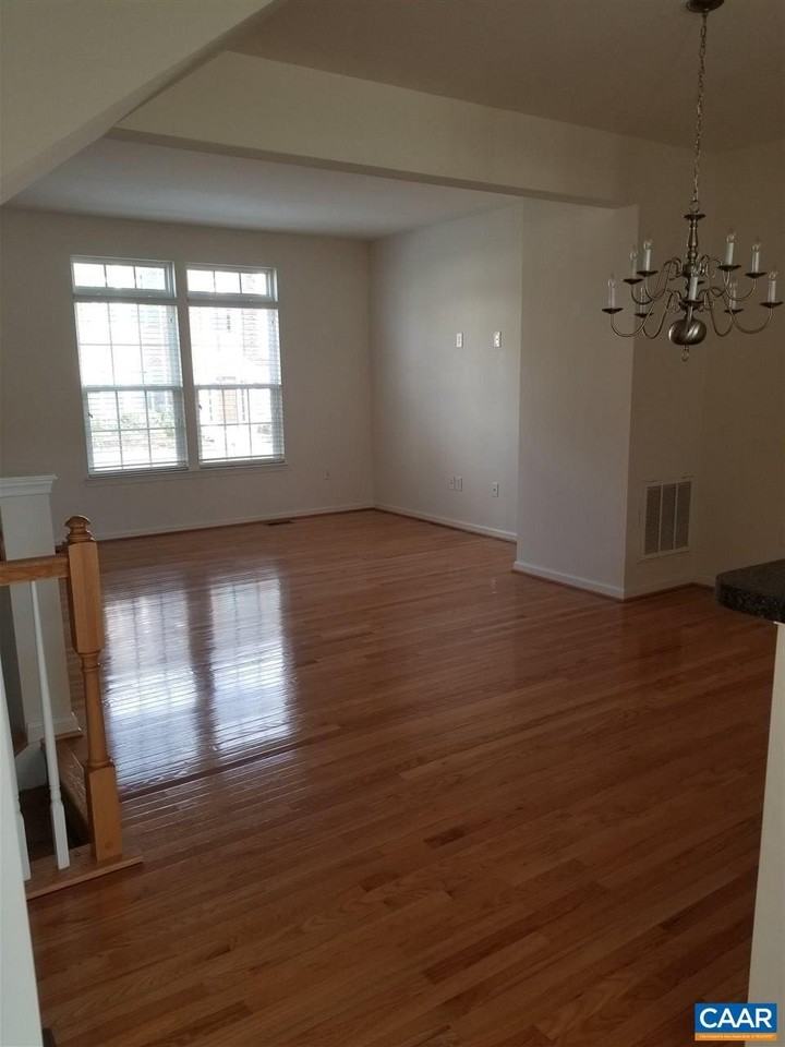 2442 Abington Dr - Photo 3 of 12