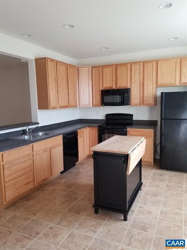 2442 Abington Dr - Photo 4 of 12
