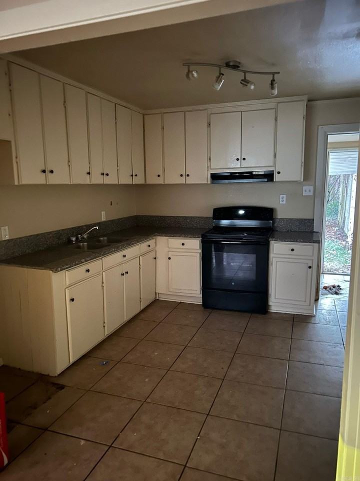 4512 Rogers St - Photo 3 of 7