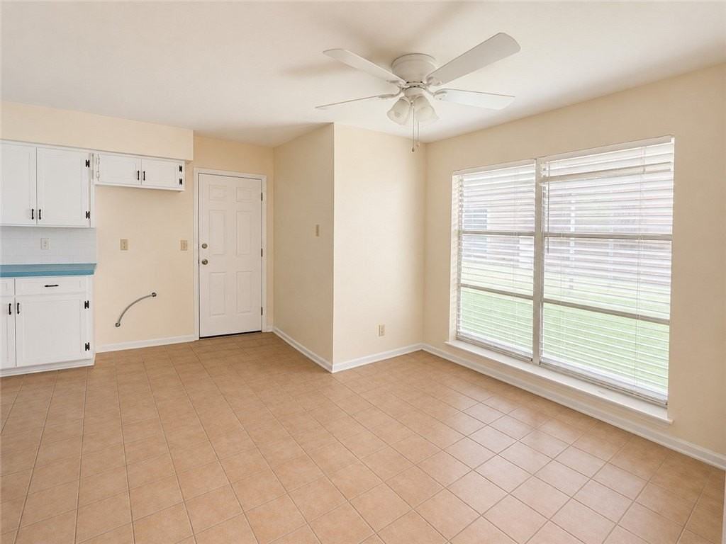 1013 Dolphin Pl - Photo 4 of 9