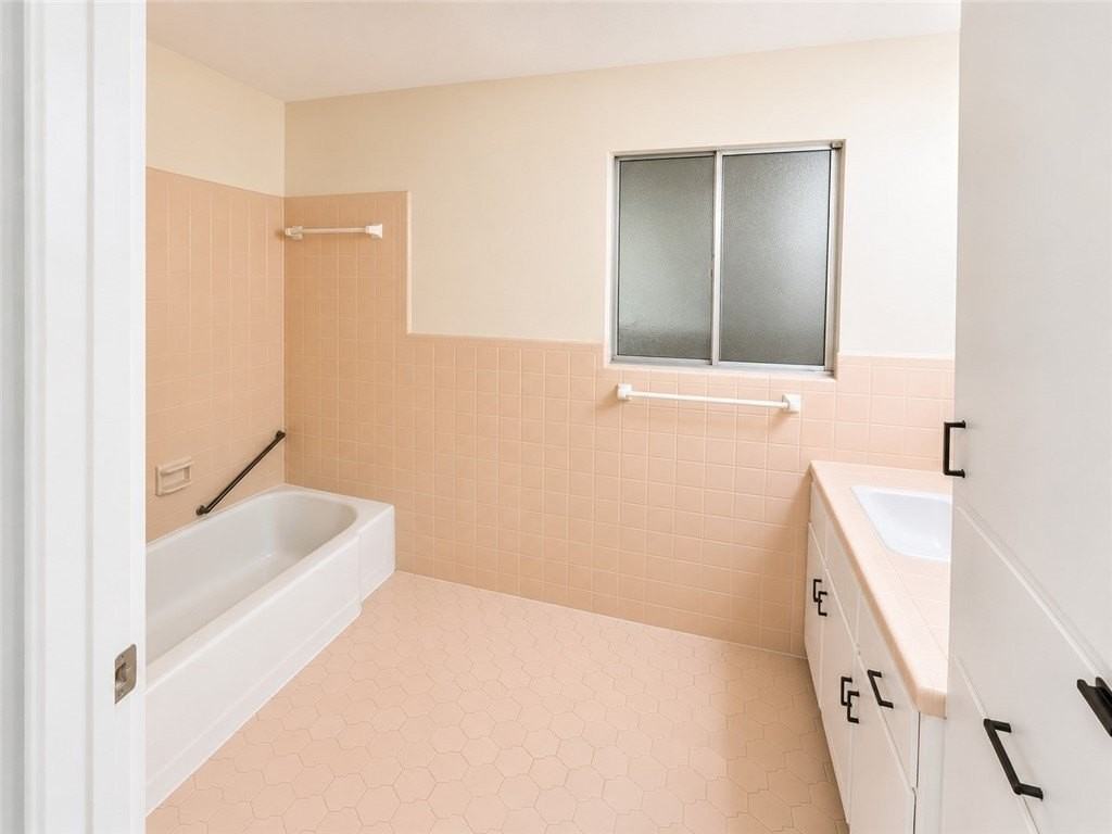 1013 Dolphin Pl - Photo 5 of 9