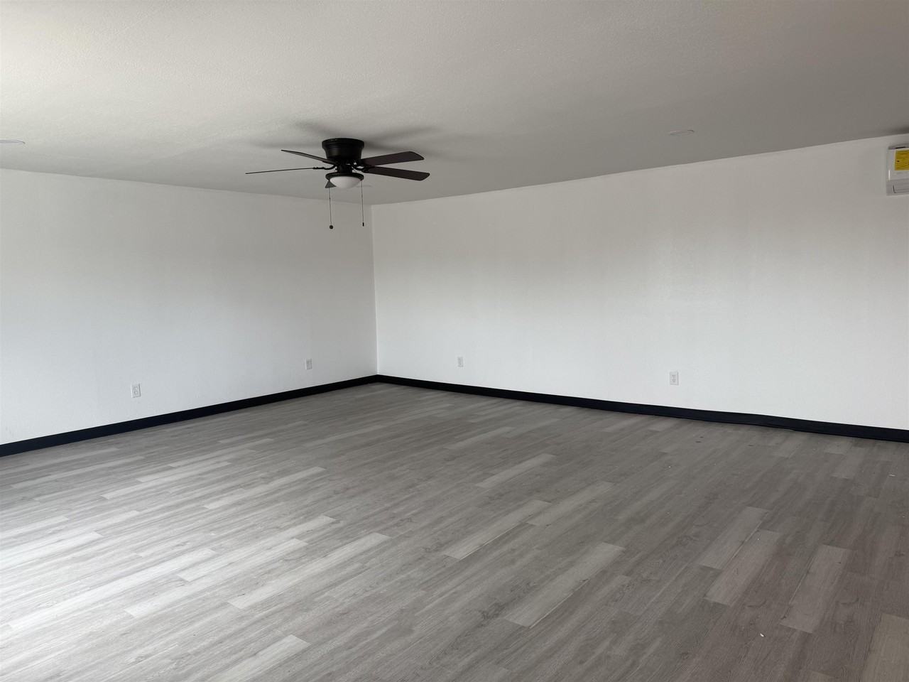 600 E 10th St - Photo 5 of 8