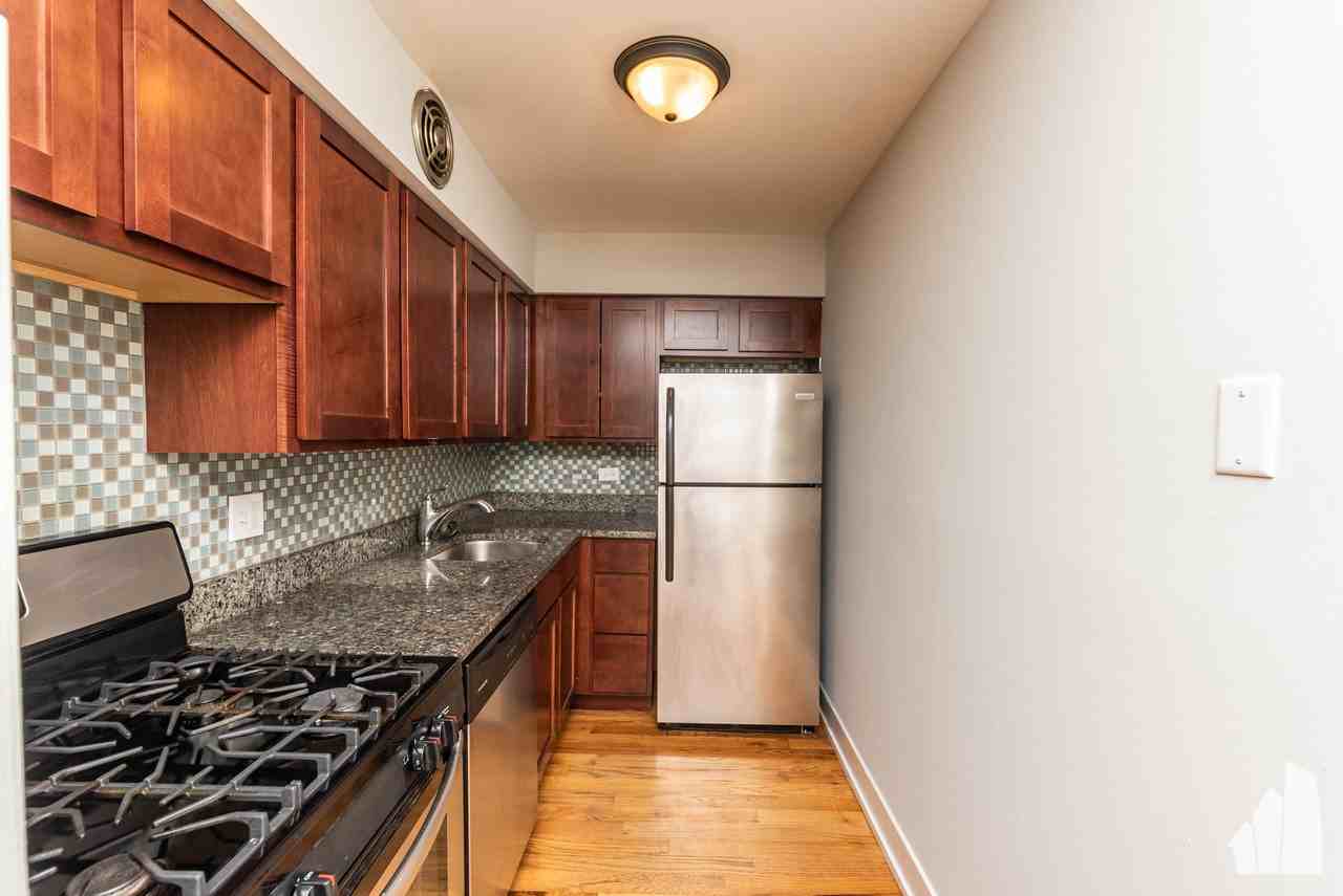 445 W Barry Ave #105 - Photo 5 of 9
