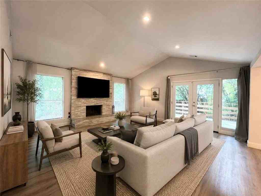 710 Creekwood Xing - Photo 3 of 25