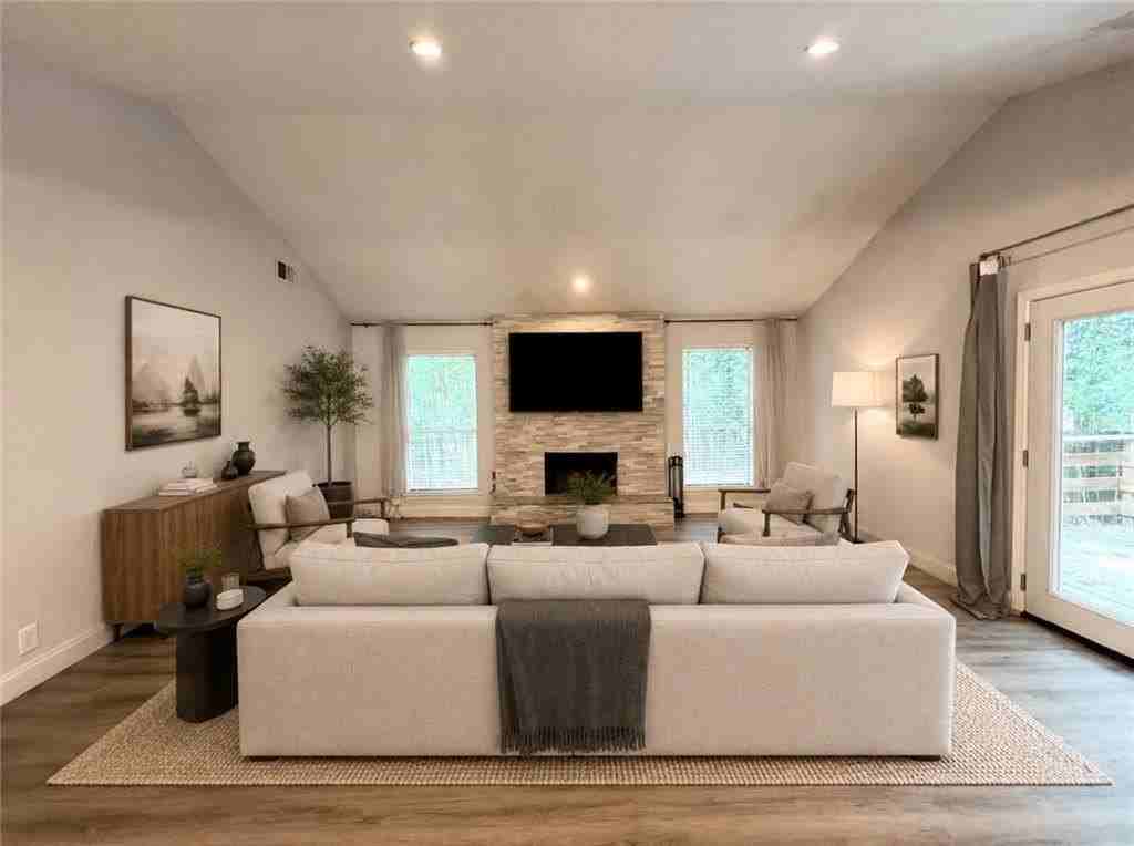 710 Creekwood Xing - Photo 5 of 25