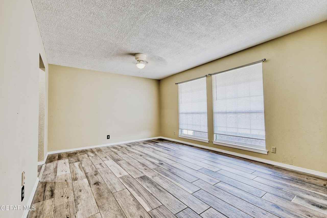 9981 Gschwind St - Photo 4 of 40