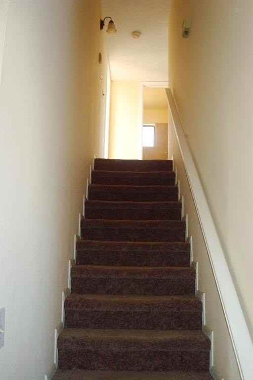 7401 Lakehurst Rd - Photo 3 of 31