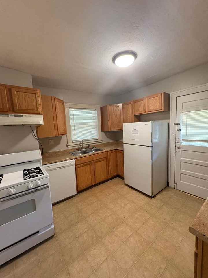 5424 Charlotte St - Photo 4 of 7