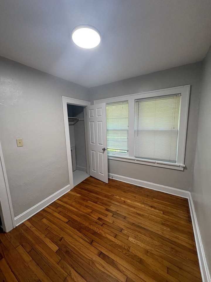 5424 Charlotte St - Photo 6 of 7