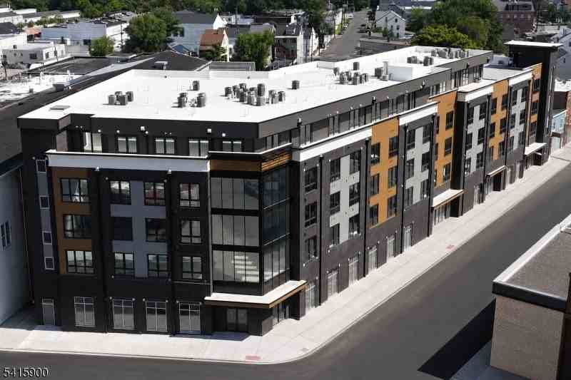 587 River St #401