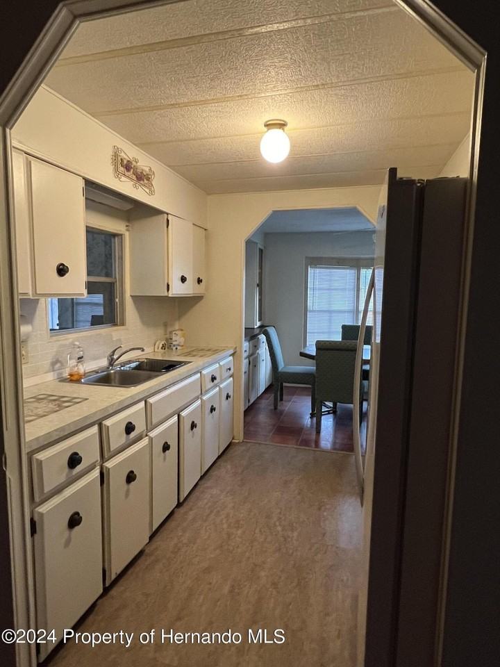 8591 Highpoint Blvd - Photo 7 of 50