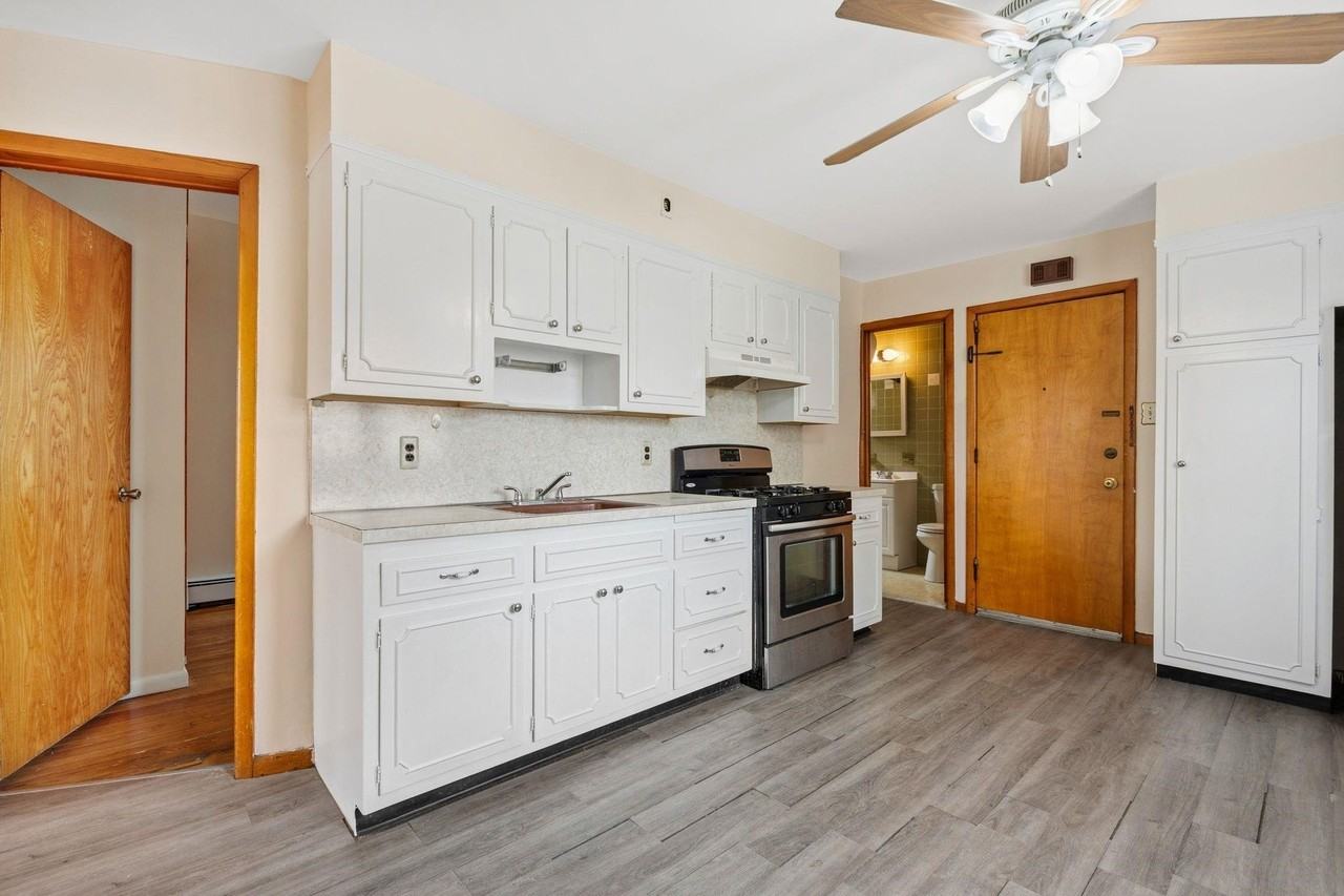 39 W 51st St #3 - Photo 3 of 15