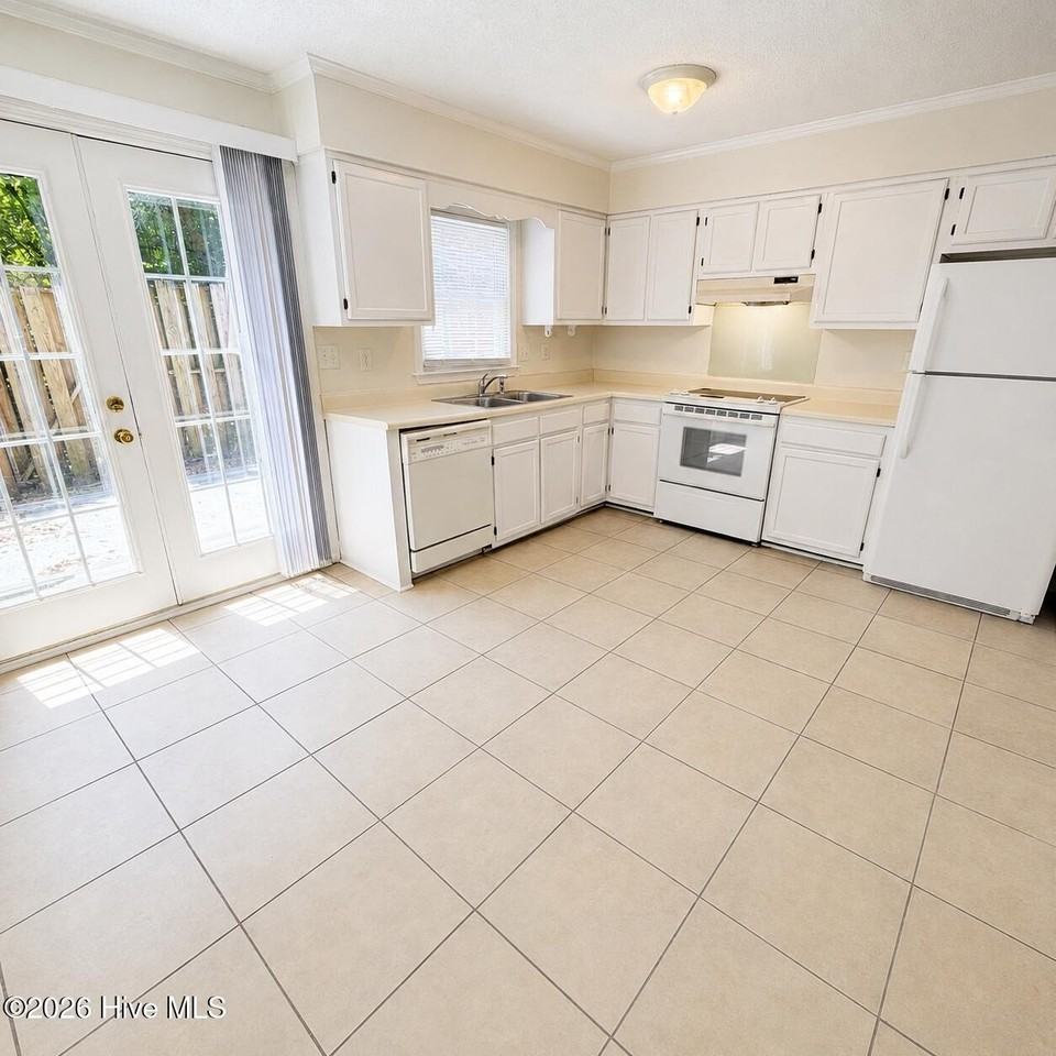 2905 Cedar Creek Rd #E - Photo 6 of 15