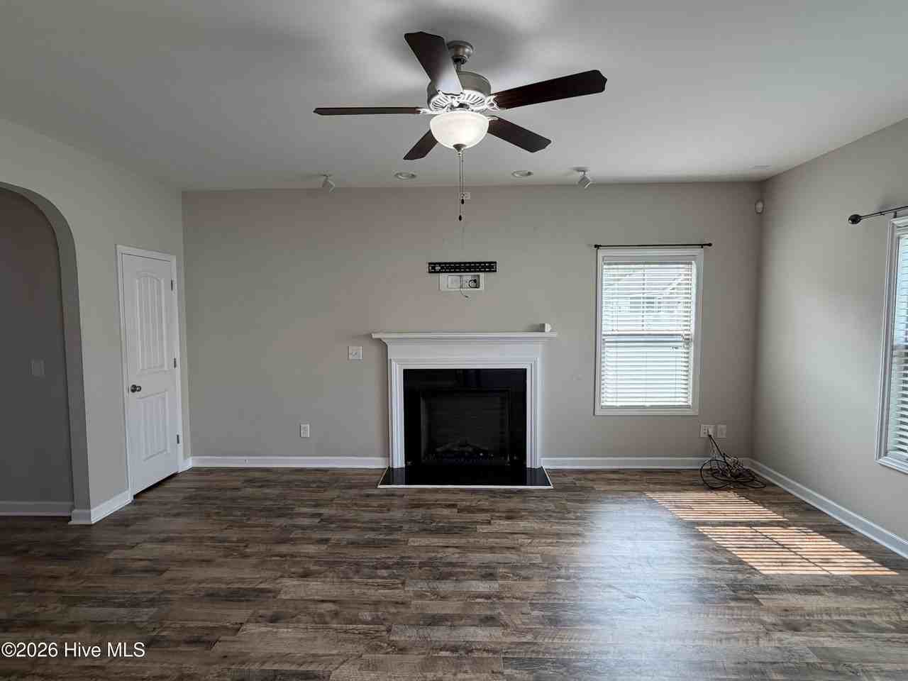 2125 Cove Ct - Photo 3 of 14