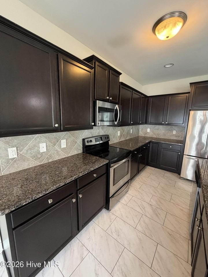 2125 Cove Ct - Photo 5 of 14