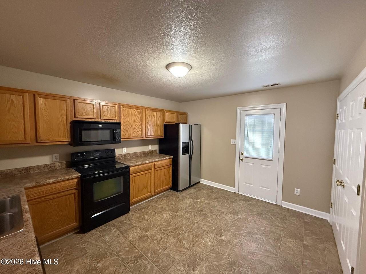 110 Ashwood Dr - Photo 3 of 11