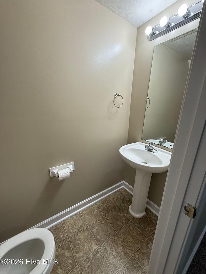 110 Ashwood Dr - Photo 6 of 11