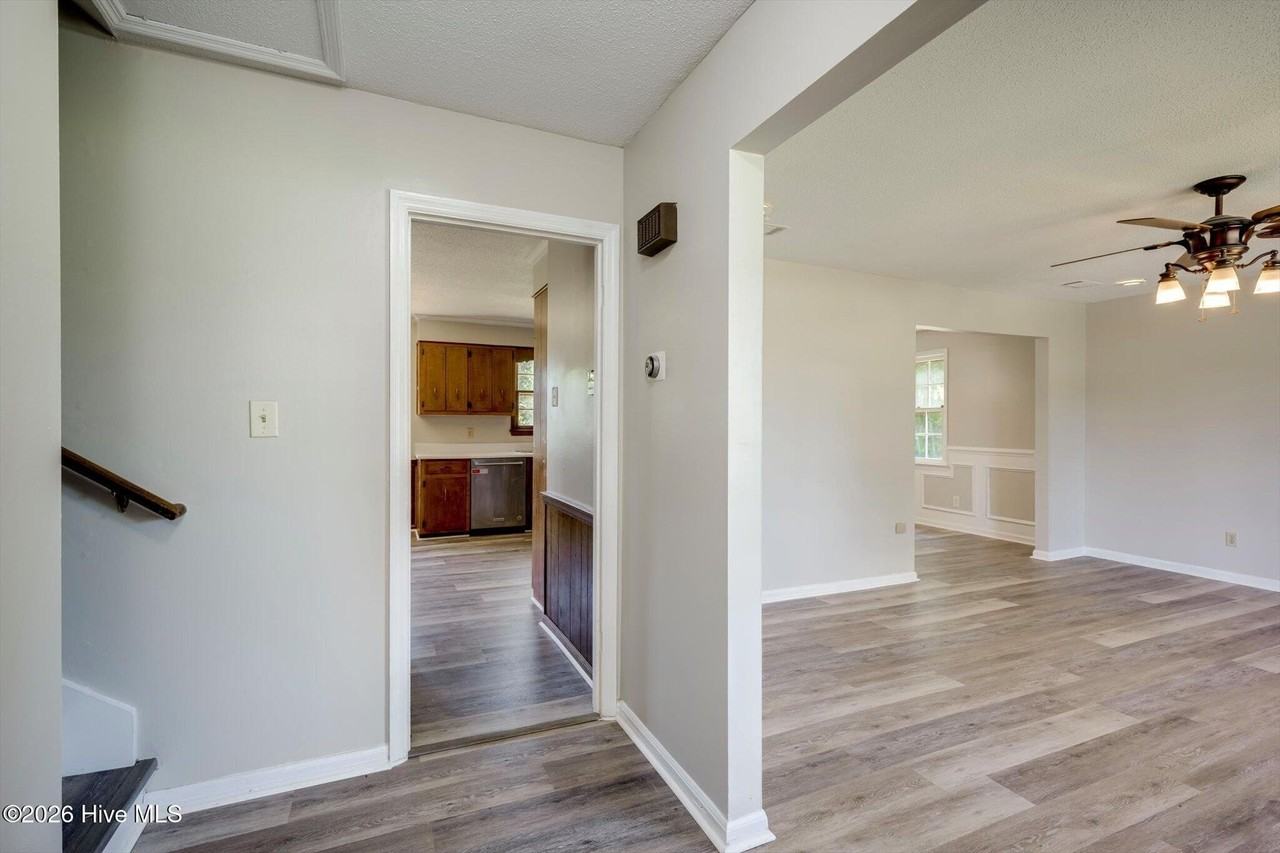 152 Holiday Dr - Photo 6 of 44