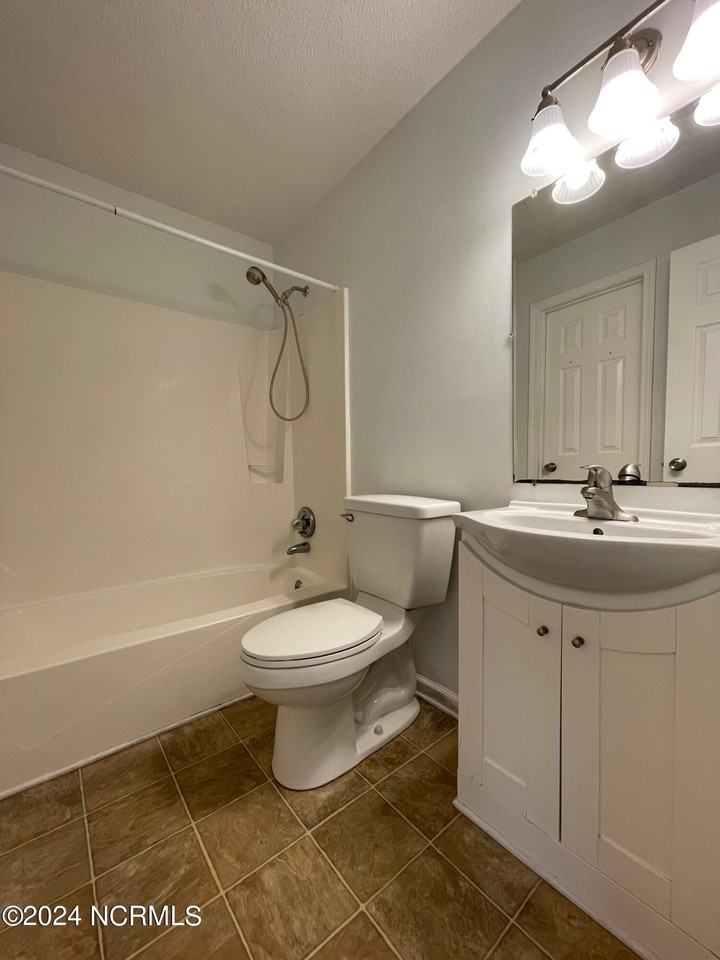 17 Lakewood Ct - Photo 4 of 16